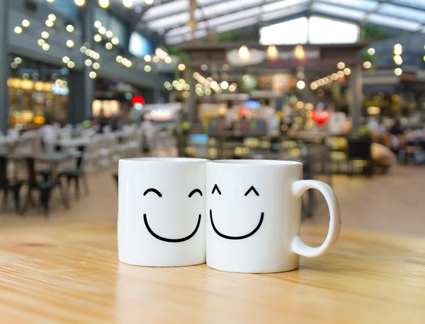 Zwei glückliche Tassen im Kaffeehaus — Stockfoto