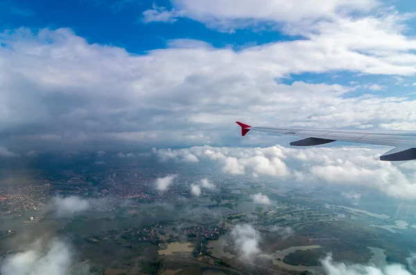 Nubes y cielo a través de la ventana del plano — Foto de Stock