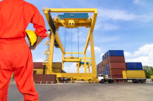 Ingeniero asiático sosteniendo hardhat amarillo — Foto de Stock