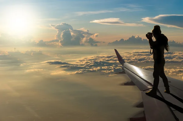 Silhouette du photographe prenant des photos en avion — Photo