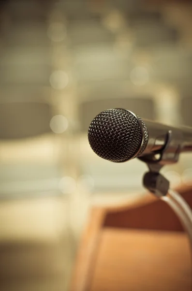 Microfone de close-up no pódio de fala — Fotografia de Stock