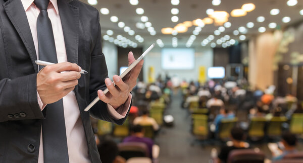 Бизнесмен с помощью планшета
 