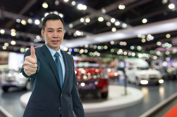 Vendedor de carros feliz no auto show — Fotografia de Stock