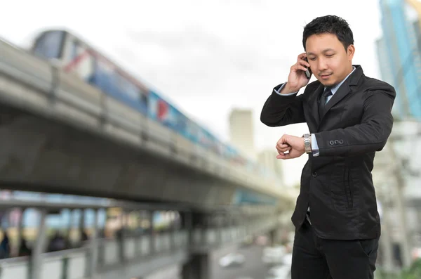 Jovem empresário falando no celular — Fotografia de Stock