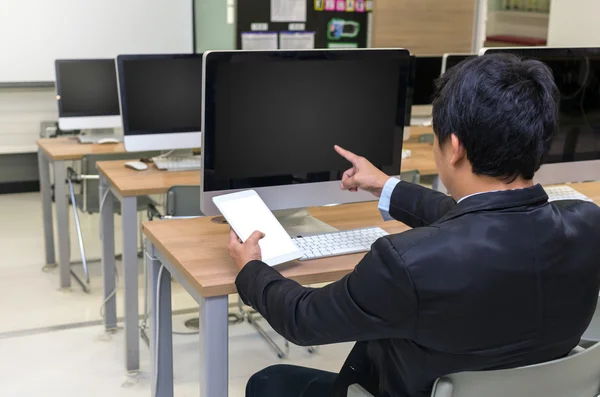 Empresario Trabajando con computadora y tableta — Foto de Stock