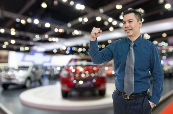 Vendedor de carros feliz no auto show — Fotografia de Stock