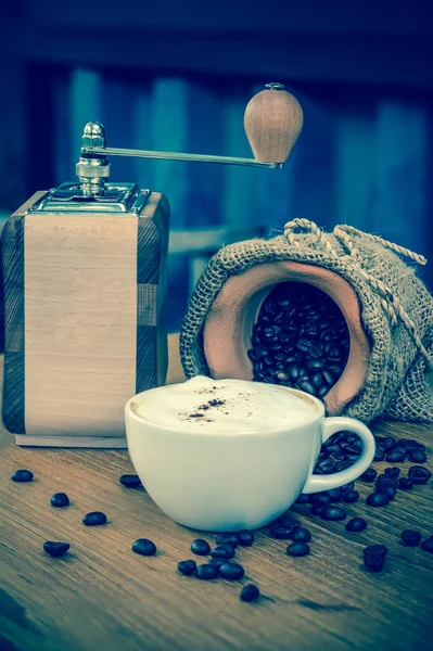 Ahşap masa cappuccino kahve Kupası — Stok fotoğraf