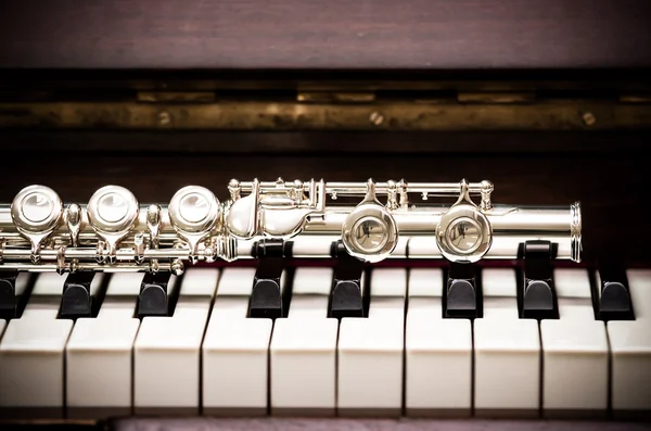 Närbild flöjt på tangentbordet på piano — Stockfoto