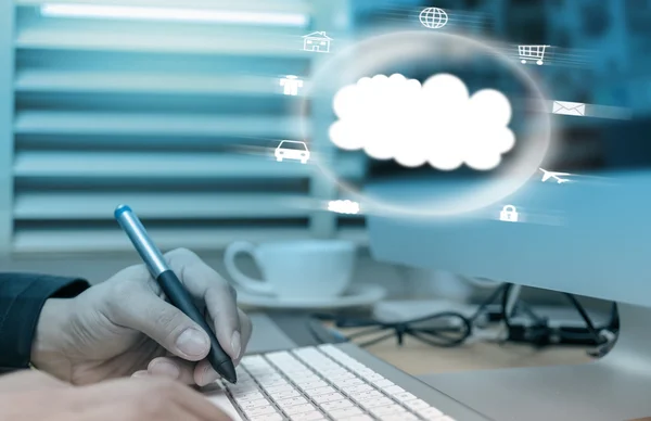Bilgisayara parmak basma üzerinde bulut teknolojisi — Stok fotoğraf