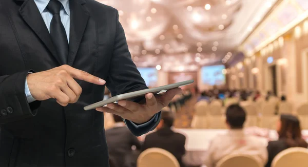 Geschäftsmann mit Tablet — Stockfoto