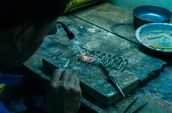 Jeweler crafting silver necklace — Stock Photo, Image