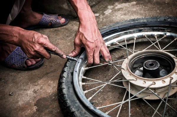 Mechanic changing motorcycle tire — Stock Photo, Image