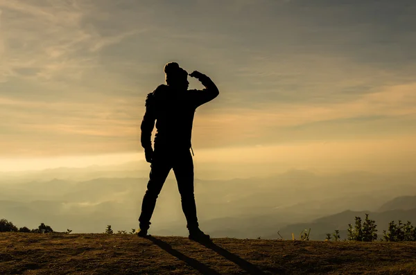 Silhouet van een man op zoek — Stockfoto