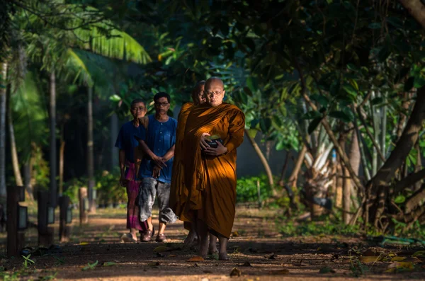 Meghatározatlan szerzetesek gyalog — Stock Fotó