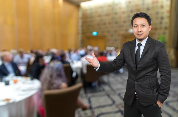 Asiático hombre de negocios con gesto de bienvenida —  Fotos de Stock