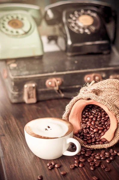 カプチーノ コーヒー豆とカップします。 — ストック写真