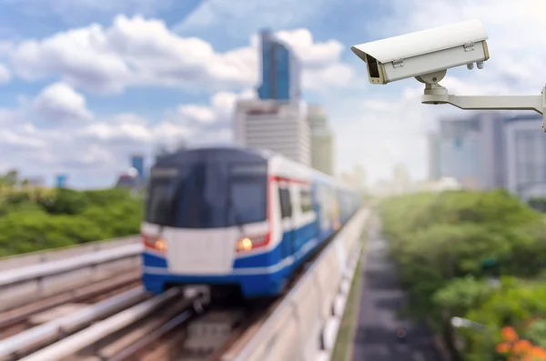 Telecamera di sicurezza CCTV e treno — Foto Stock