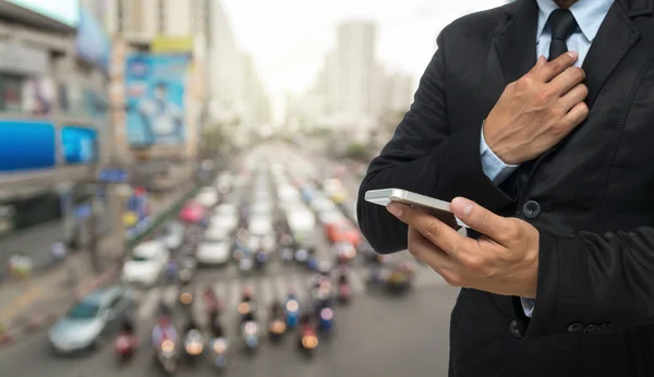 Affärsman med smart telefon — Stockfoto