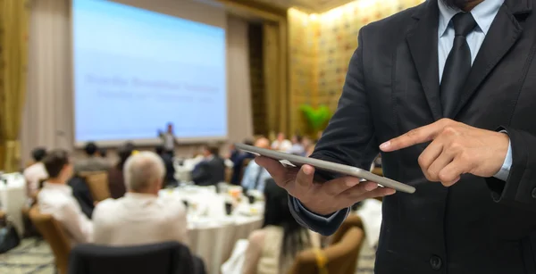 Affärsman med hjälp av Tablet PC — Stockfoto