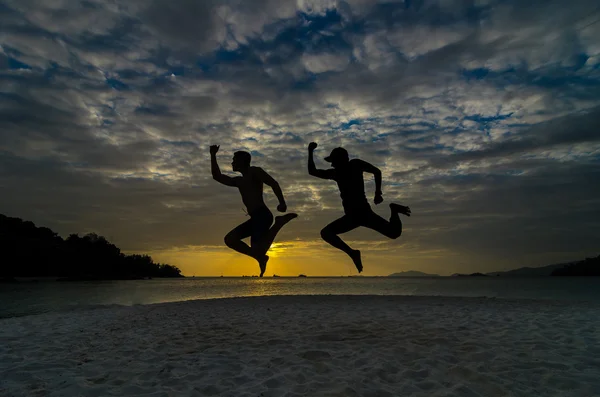 Zwei Freunde springen — Stockfoto