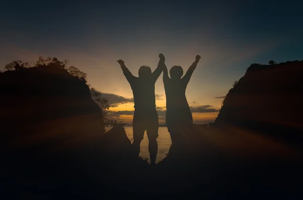 Silhouetten van gelukkig minnaar — Stockfoto