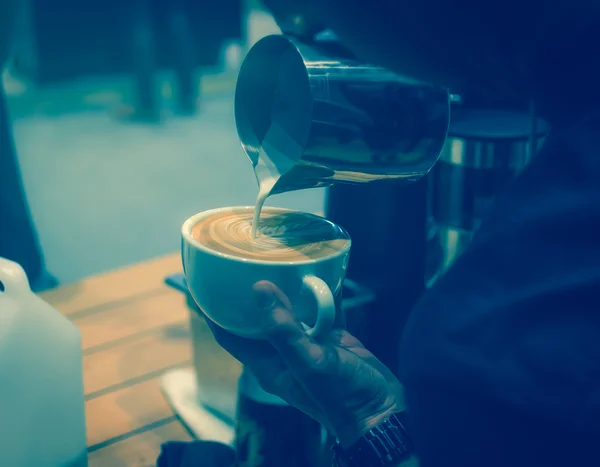 Barista make latte art coffee — Stock Photo, Image