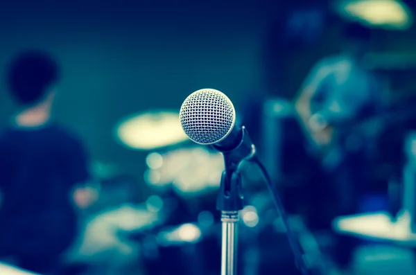 Close up of microphone and musicians — Stock Photo, Image