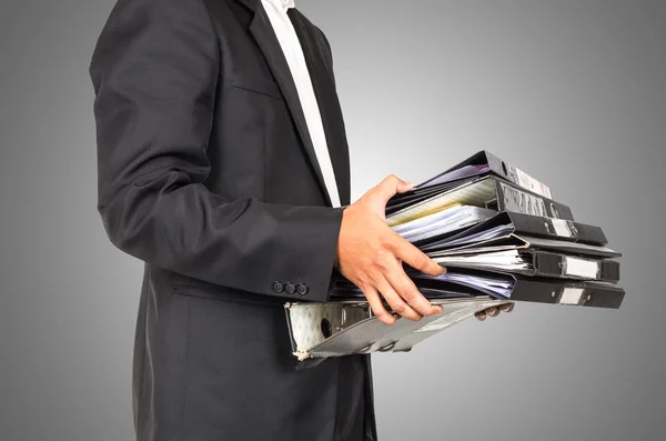 Empresário segurando muitas pastas de documentos — Fotografia de Stock