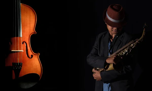 Saxophone player and Violin — Stock Photo, Image