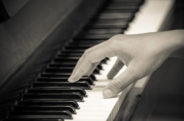 Hand spela piano — Stockfoto