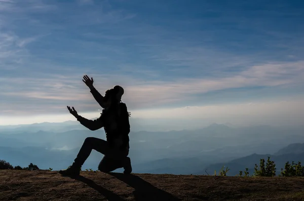 Silhouette de l'homme priant — Photo