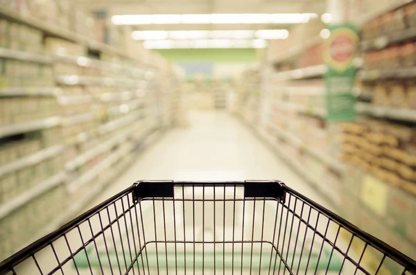 Winkelwagen in supermarkt — Stockfoto