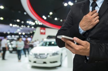 Akıllı telefon kullanan iş adamı 