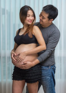 Asya hamile erkek sevgilisiyle 