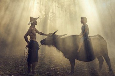 Asyalı kızla Ankara kelimesini kullanarak konuşan adam 