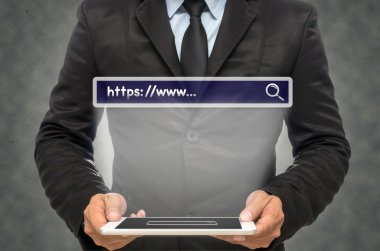 Elinde tablet tutan bir iş adamı 