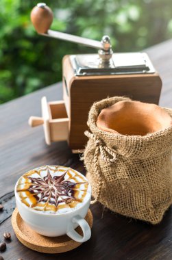 Latte art kahve fincanı. 