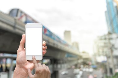 Akıllı telefon kullanan iş adamı 