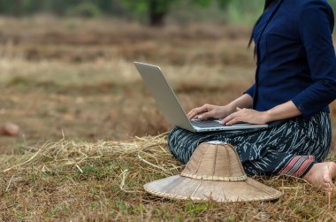Bilgisayar kullanan Asya kırsal kadın