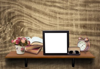 Fotoğraf çerçevesi, kitap, çalar saat 