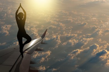 Yoga-kız uçak silueti