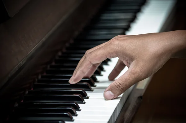 Mão tocando piano — Fotografia de Stock