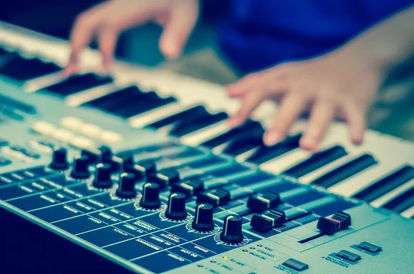 Hände spielen Keyboard — Stockfoto