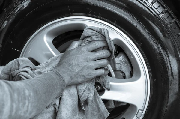 Kola pracovník mytí automobilu — Stock fotografie