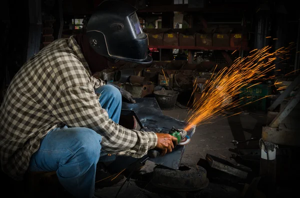 Soldador en el trabajo en taller — Foto de Stock