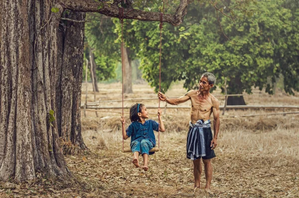 Ásia homem e menina jogar — Fotografia de Stock