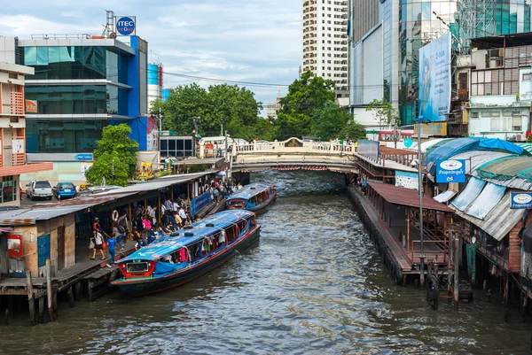 Passagers en attente de bateau de vitesse — Photo