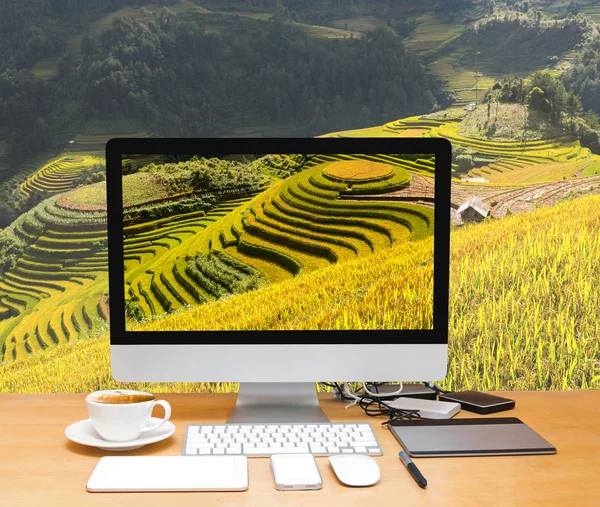 Imagen conceptual del espacio de trabajo con ordenador de sobremesa —  Fotos de Stock