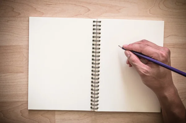 Hand hält Bleistift und Schrift — Stockfoto