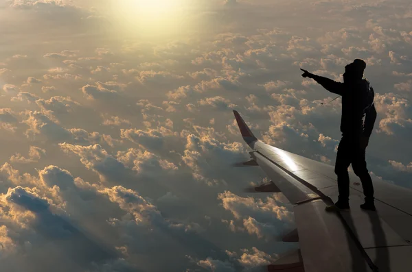 Silhouette de l'homme sur aile d'avion — Photo